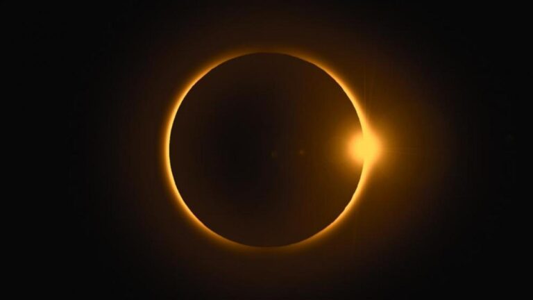 ¿Cómo Mirar y Tomar Fotos de un Eclipse Lunar sin Dañar tus Ojos?