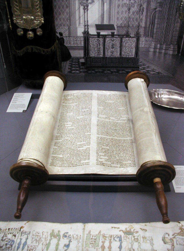 ¿Qué es la Torah y Cuál es su Significado en la Biblia?
